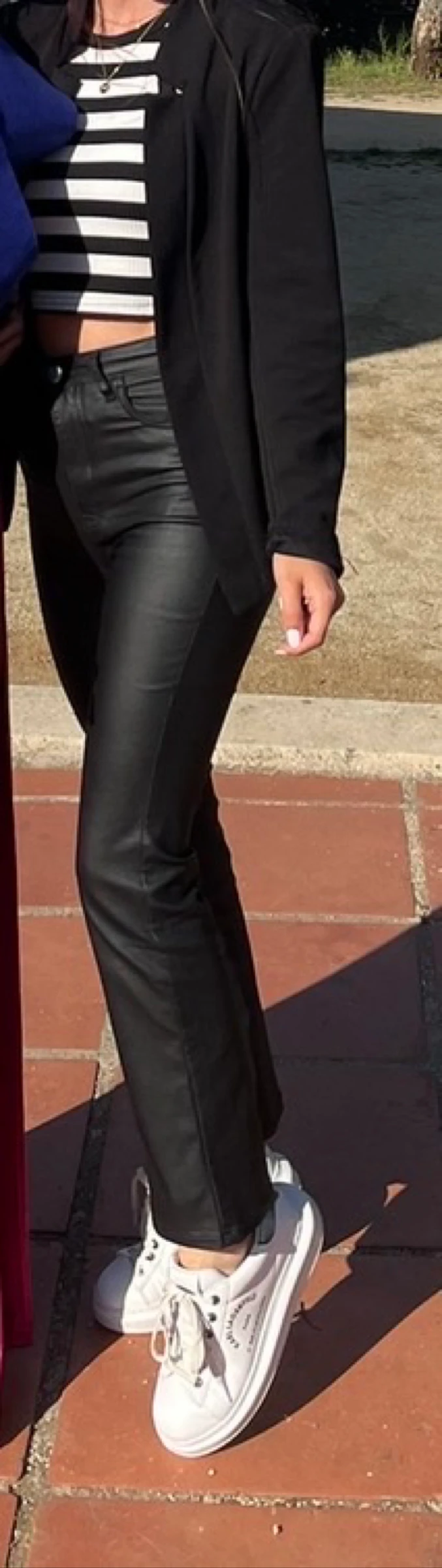 Pantalón flare cropped polipiel Bershka negro